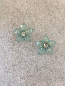 Bijoux Doigts de fée- boucles d'oreilles- fleurs bleues pâles brillantes