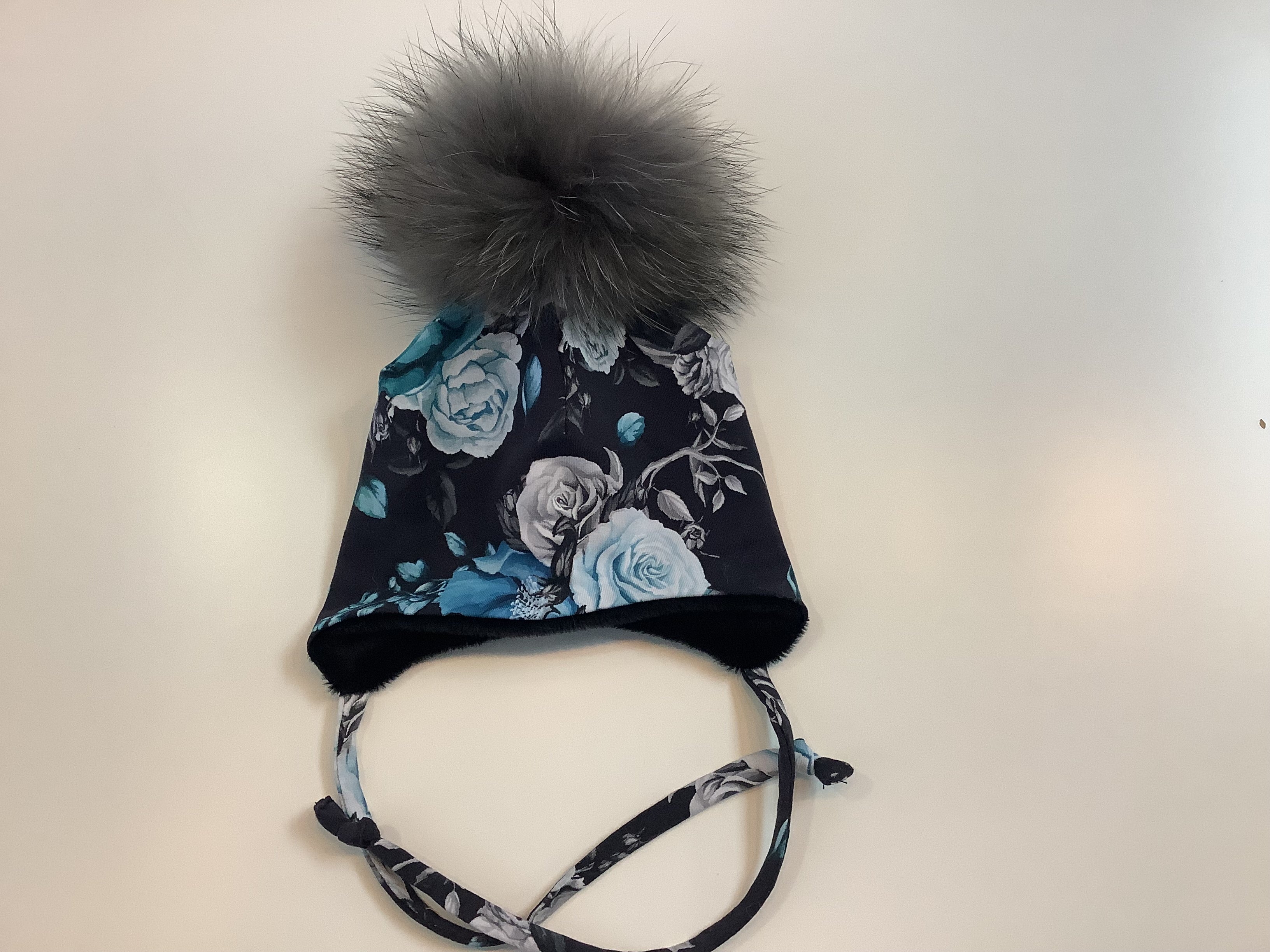MEF créations - Tuque doublée pour l’hiver avec attache - fleuris bleu et noir